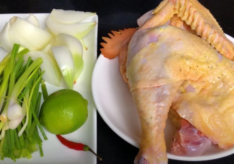 Sơ chế nguyên liệu làm gà hấp hành