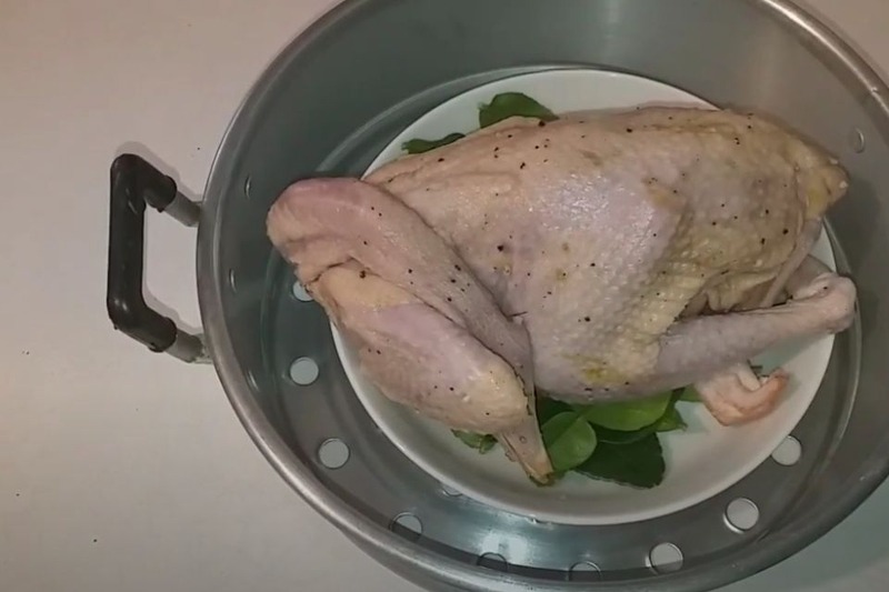 Tiến hành hấp gà với lá chúc