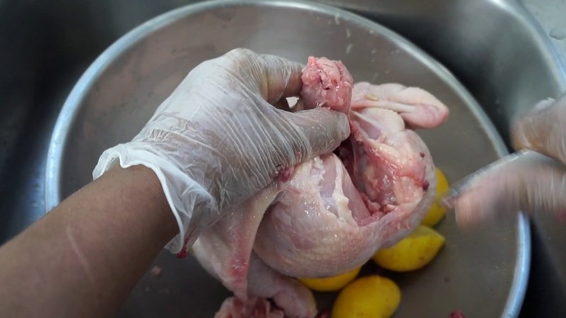 Công đoạn sơ chế kỹ gà