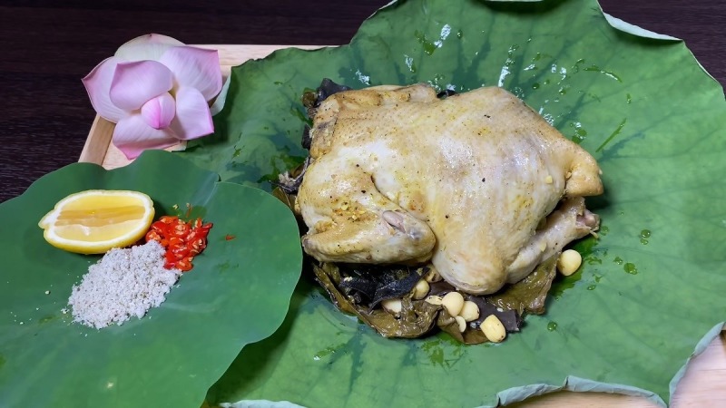Thành phẩm món gà hấp lá sen chín đều
