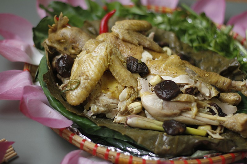 Những lưu ý khi chế biến gà hấp lá sen