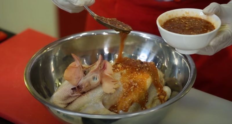 Rưới sốt vừa pha vào gà và thoa đều cho thấm gà