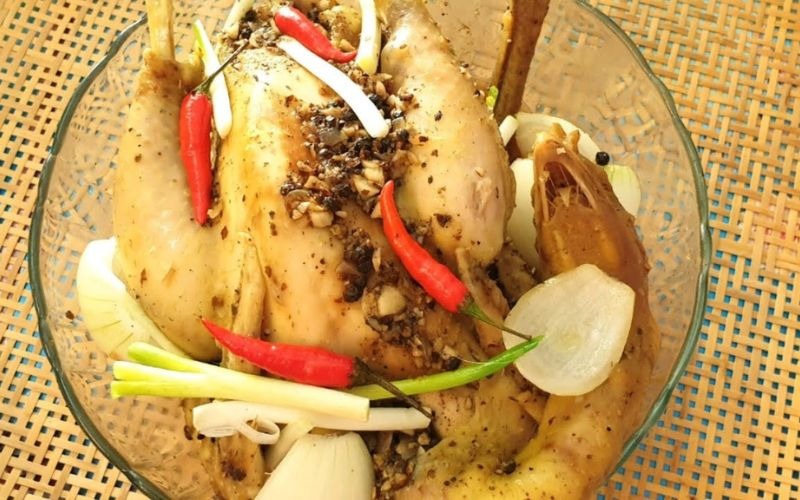 Gà ướp với hỗn hợp gia vị cho thấm đều
