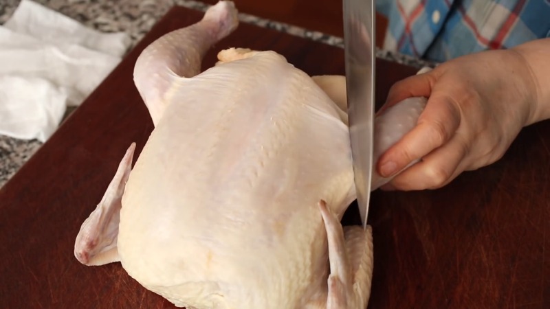 Tiến hành sơ chế gà