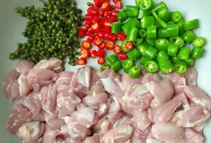 Sơ chế nguyên liệu làm gà kho tiêu xanh