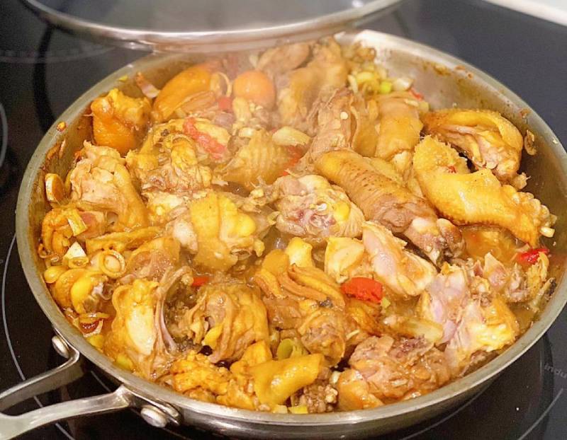 Tiến hành công đoạn xào gà