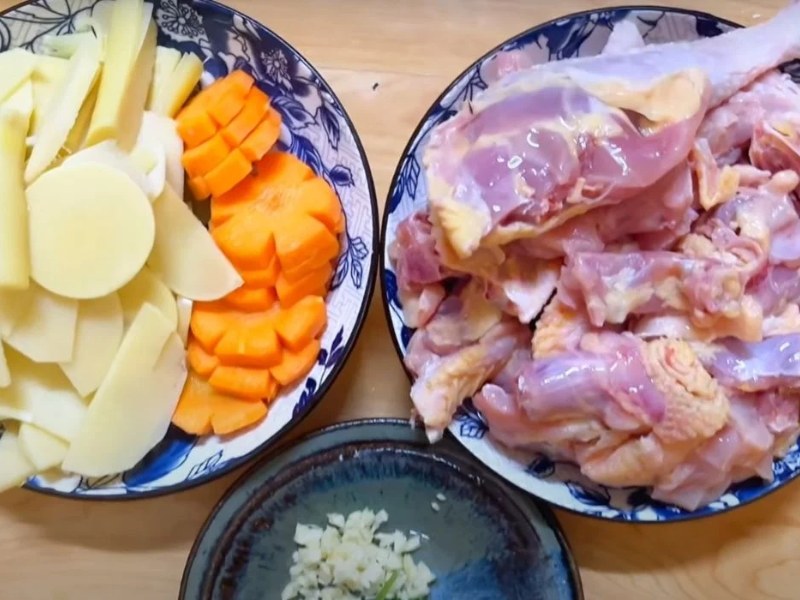Sơ chế nguyên liệu nấu gà nấu măng tươi