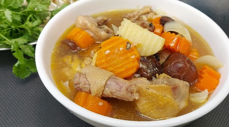 Gà nấu tiêu đen cùng nấm, cà rốt, khoai, nước dùng ngọt đậm đà