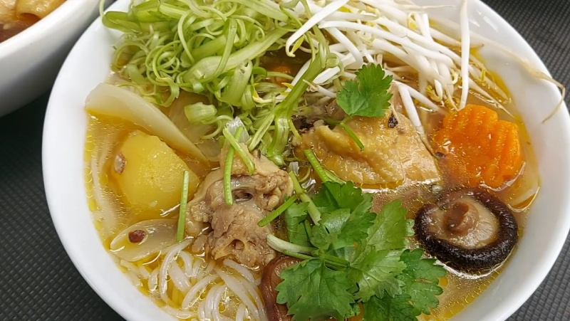 Thành phẩm gà nấu tiêu đen ăn kèm bún và rau sống