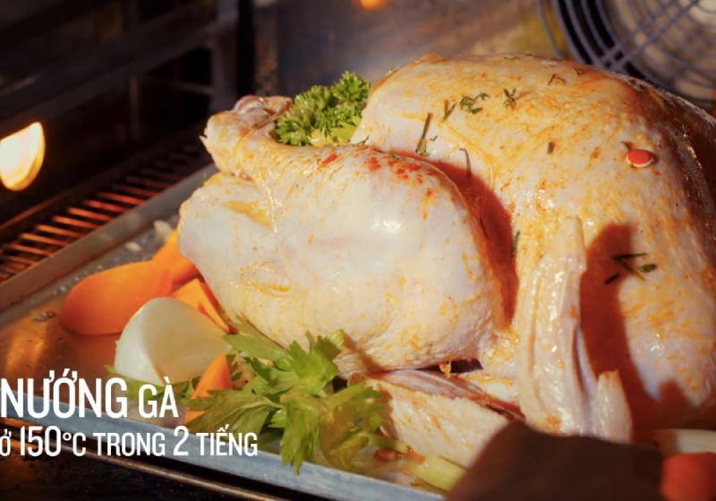Nướng gà Giáng Sinh trong lò ở 150 độ C trong 2 tiếng