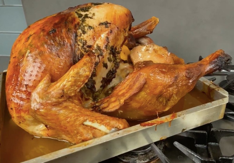 Gà nướng vàng giòn sau khi quay chín trong lò
