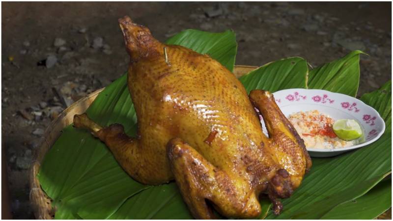 Gà nướng xong có mùi thơm đặc trưng, ăn kèm với muối chấm cực ngon