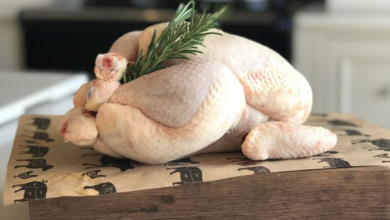 Gà tươi thường có màu vàng nhạt, mỏng và mịn