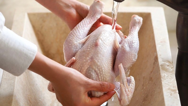Rửa sạch và sơ chế kỹ gà