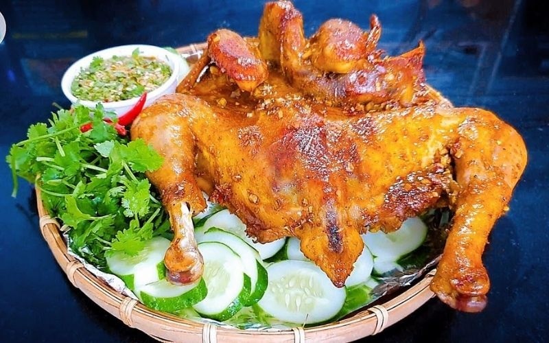 Gà nướng muối ớt ăn kèm rau sống