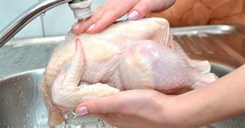 sơ chế gà thật sạch trước khi chế biến