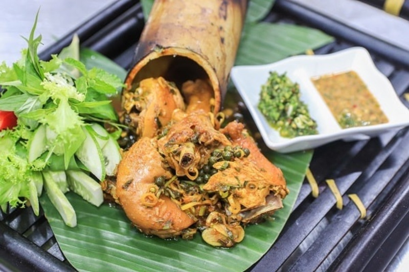 gà nướng ổng tre thơm lừng thấm vị