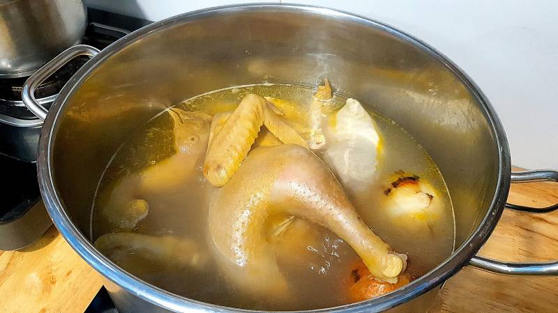 Tiến hành luộc chín gà