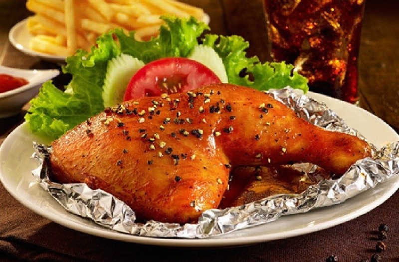 Đùi gà quay tiêu đen bóng đẹp, thơm nức, ăn kèm rau và khoai tây chiên