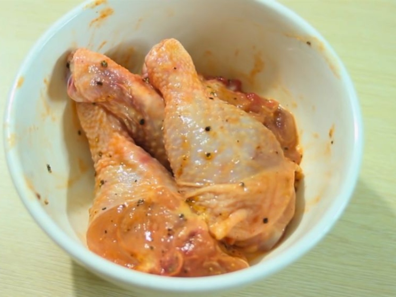 sơ chế và ướp gà