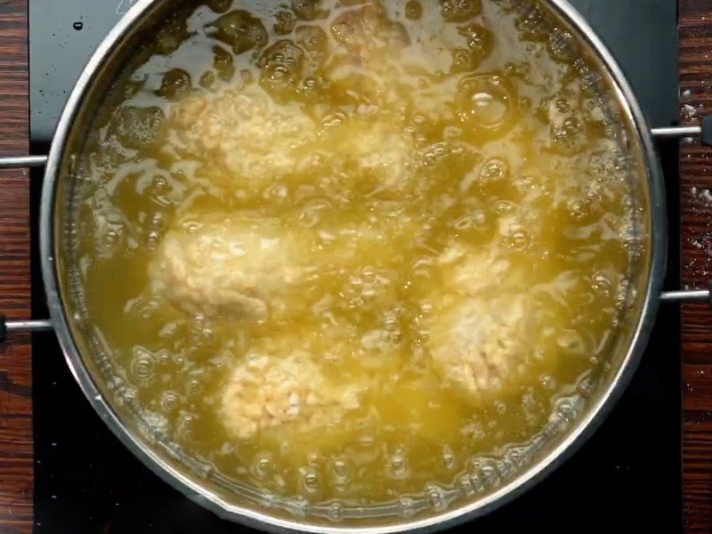 Chiên gà trên nồi dầu