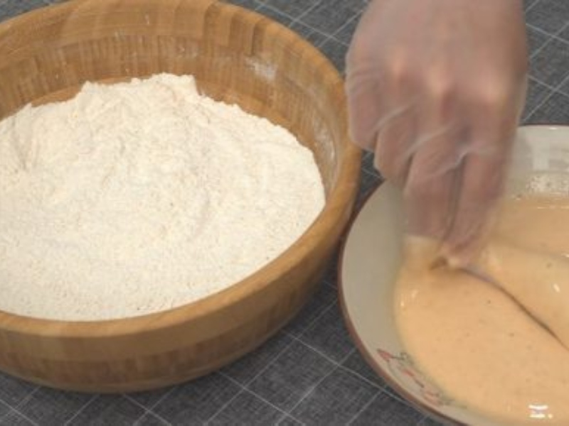 Lăn gà với bột chiên xù