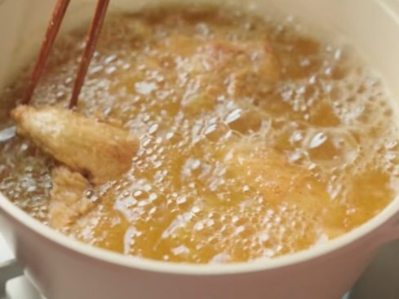 Rán gà trong nồi dầu