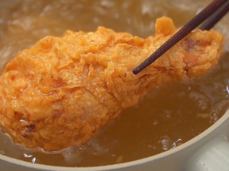 Chiên gà với dầu