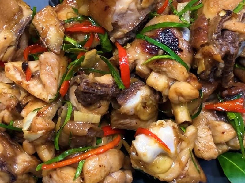 Thành phẩm món gà rang lá chanh thơm ngon