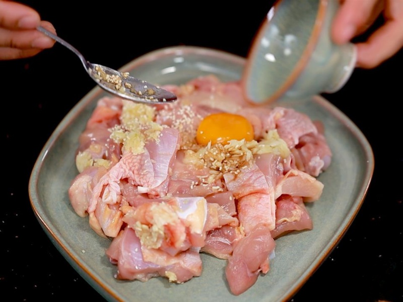 Công đoạn ướp thịt gà