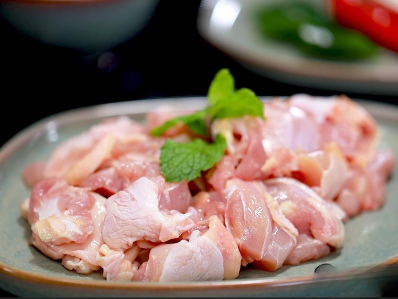 Sơ chế nguyên liệu làm gà rang muối