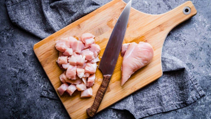 ức gà cắt thành từng miếng nhỏ
