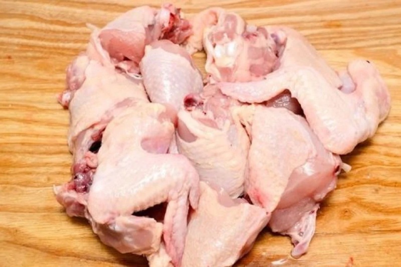 Chặt gà thành miếng nhỏ vừa ăn