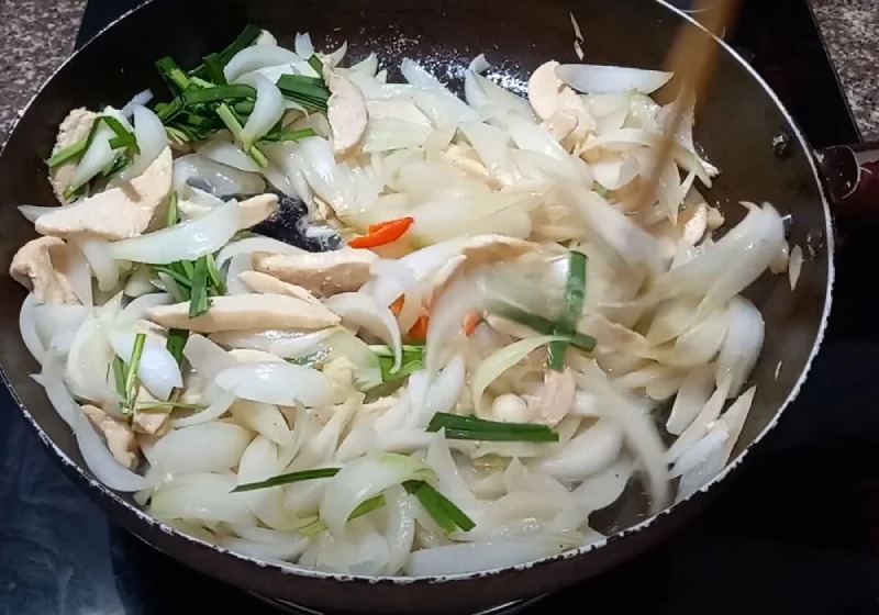 Xào hành tây nấm hương với gà
