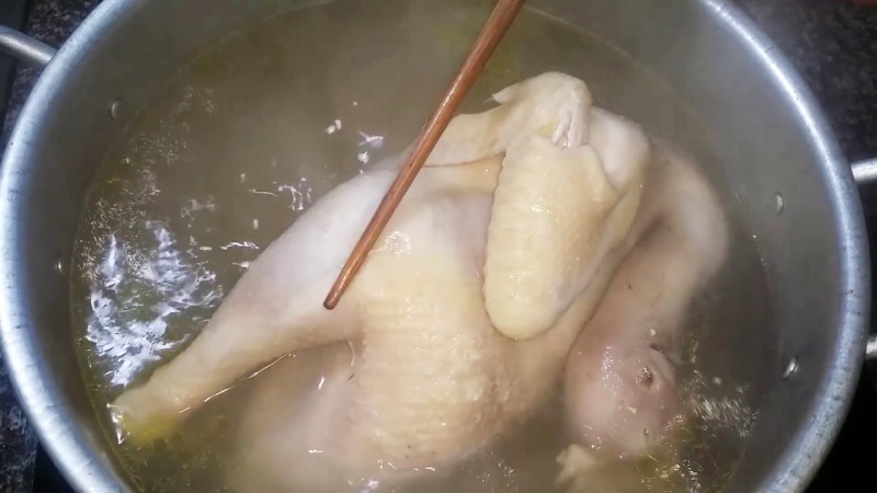 Luộc gà qua nước sôi khoảng 2 phút