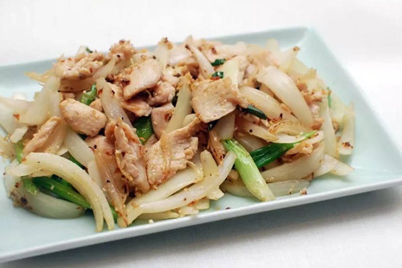 Thành phẩm món gà xào hành tây sả muối ớt xanh