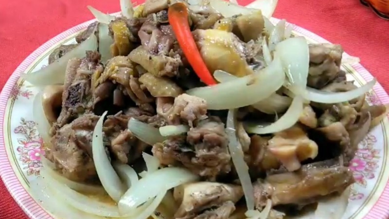 Công đoạn xào gà với hành tây