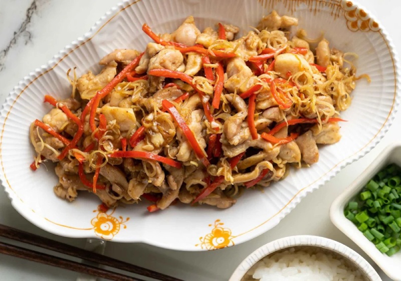 Món gà lăn sả ớt cay nồng