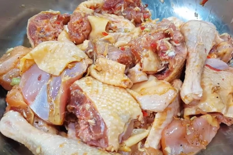 Món thịt gà ướp để vào tủ lạnh cho thấm gia vị