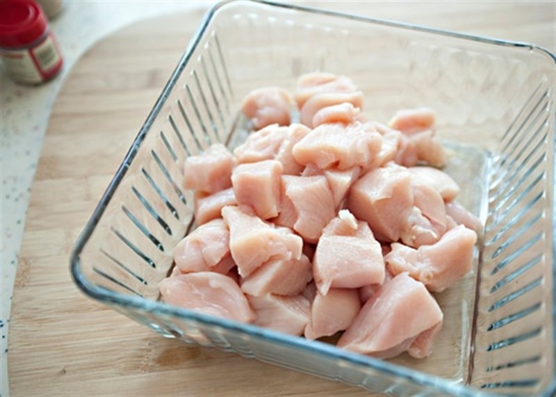 Thịt gà được cắt miếng nhỏ