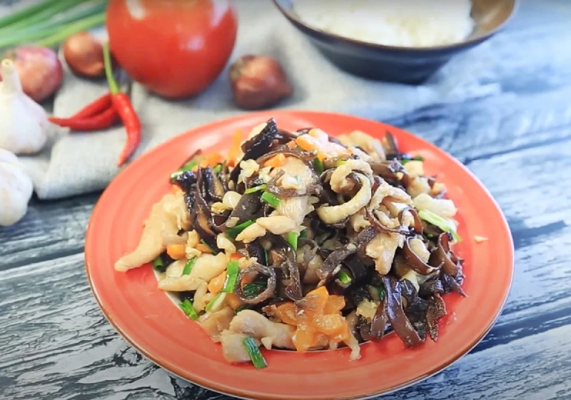 Đĩa gà xào nấm hương