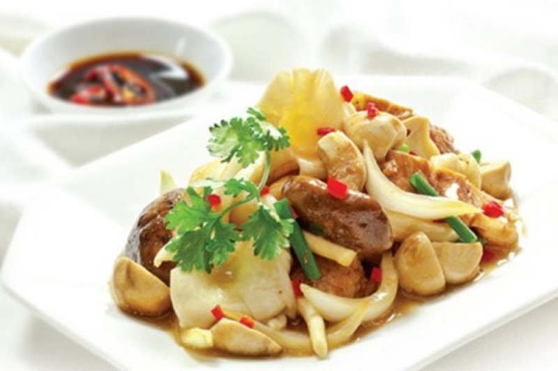 Đĩa gà xào nấp thanh đạm