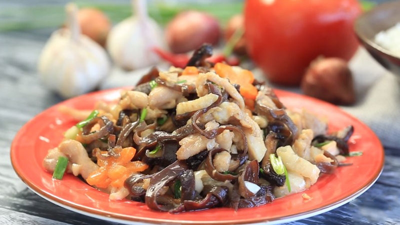 Đĩa gà xào với nấm mèo