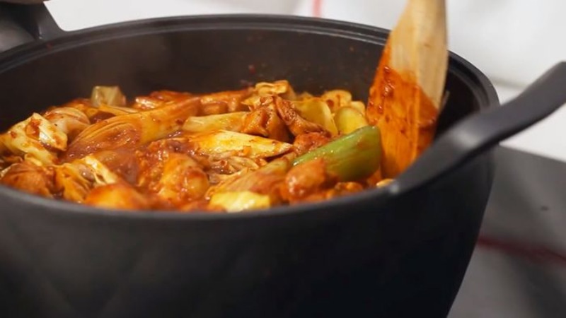 Tiến hành xào gà với sốt cay