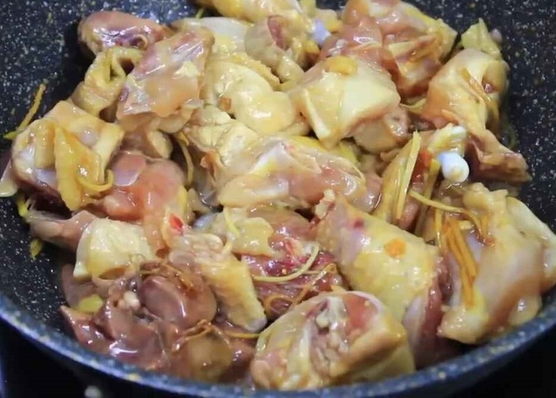 Tiến hành xào gà đã ướp