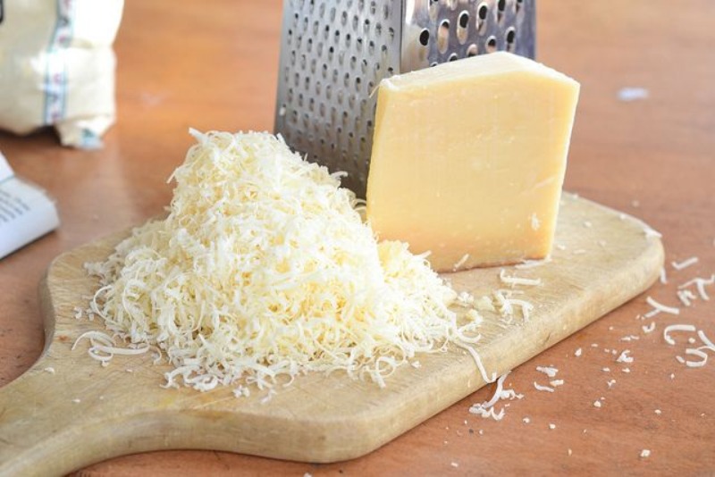 Chuẩn bị phô mai bào sợi