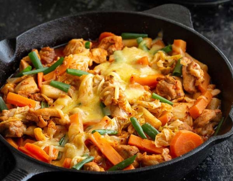 Thành phẩm Gà xào bắp cải phô mai mì udon