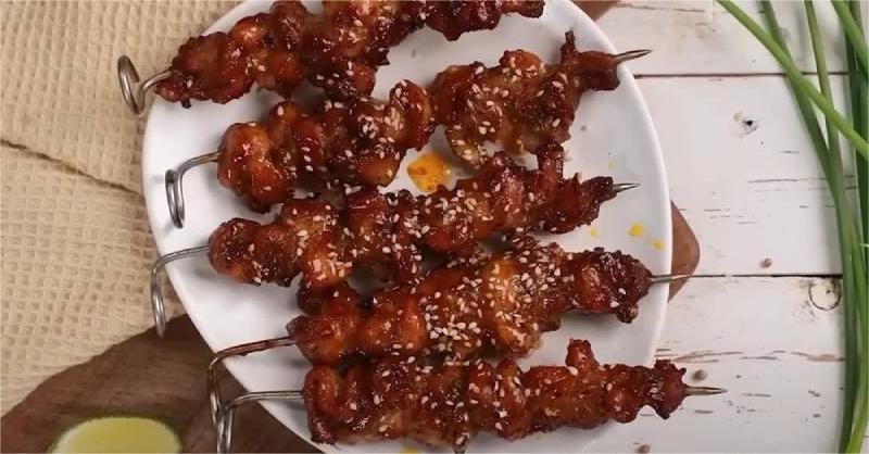 Bí quyết làm gà xiên que nướng dầu hào thơm nức mũi