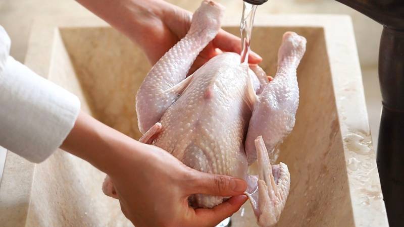 Sơ chế gà sạch với nước và muối