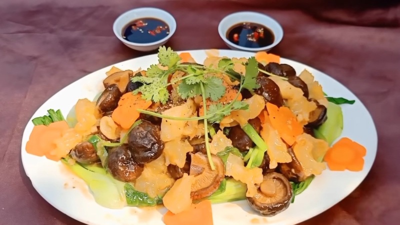 Thành phẩm món gân bò xào nấm đông cô thơm ngon